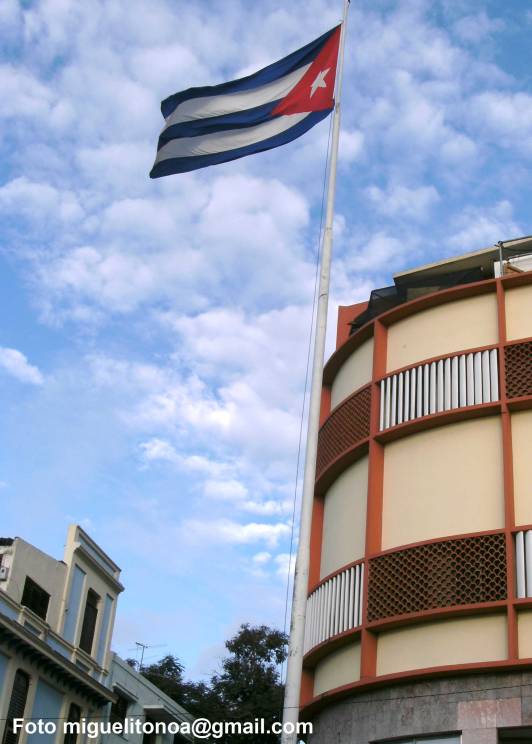Este 30 de noviembre grandes banderas cubanas y del 26 de julio ondean libremente en Santiago de Cuba. Foto miguelitonoa@gmail.com